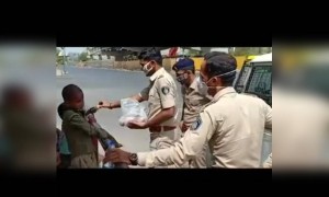 ಇಷ್ಟು ಕಷ್ಟದ ಪರಿಸ್ಥಿಯಲ್ಲೂ ಆರಕ್ಷಕರಿಂದ ಬಡಪಾಯಿಗಳ ರಕ್ಷಣೆ