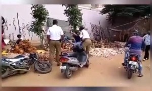 ಕೋರೋನ ಇಂದ ರಕ್ಷಿಸಲು ಬಂದ ಪೋಲೀಸರ ಮೇಲೆ ಜನರ ದರ್ಪ