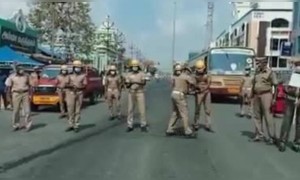 ಟ್ರಾಫಿಕ್ ಸಿಗ್ನಲ್ ನಲ್ಲಿ ನಿಂತು ಕೈ ತೊಳೆಯುವುದನ್ನು ಹೇಳಿ ಕೊಟ್ಟ ಪೊಲೀಸರು