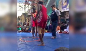 ಬೀದಿಯಲ್ಲಿ ಕುಸ್ತಿ ಪಂದ್ಯ
