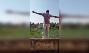 ಹುಡ್ಗ ೧ಸ್ಟ್ ಟೈಮ್ ಲವ್ ಅಲ್ಲಿ ಬಿದ್ರೆ ಹೇಗಾಡ್ತನೆ .....