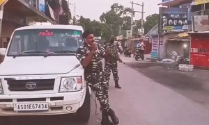 ಅರೆಸೇನೆ ಸೈನಿಕರೊಬ್ಬರು ಹಾಡು ಹೇಳಿ ಜನರಲ್ಲಿ ಜಾಗೃತಿ ಮೂಡಿಸುತ್ತಿರುವುದು