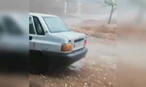 ಎಷ್ಟು ದೊಡ್ಡ ದೊಡ್ಡ ಆಲಿಕಲ್ಲು ನೋಡಿ ...