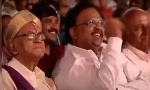 ಜಾನಕಿಯಮ್ಮ ಮಗುವಿನ ಧ್ವನಿಯಲ್ಲಿ ಆಡುತ್ತಿರುವುದು .....!!