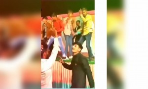 ಅಯ್ಯೋ ಸ್ಟೇಜ್ ಮುರ್ದೋಯ್ತು ....!!