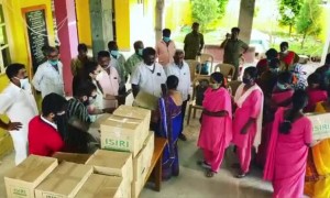 ರಾಗಿಣಿ ದ್ವಿವೇದಿ ಆಶಾ ಕಾರ್ಯಕರ್ತೆಯರಿಗೆ ಕಿಟ್ ವಿತರಿಸಿದ್ದು
