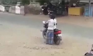 ಬೈಕ್ ಹೇಗೆ ಹತ್ತಬೇಕು ನೋಡಿ ಕಲ್ತಕೊಳ್ಳಿ ....!!!