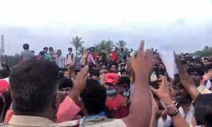 ರಾಷ್ಟ್ರಗೀತೆ ಹಾಡಿ ಜನರನ್ನು ದಾರಿಗೆ ತಂದ ಪೊಲೀಸರು .......