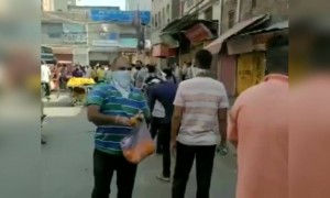 ಸಾಲಿನಲ್ಲಿರುವ ಮದ್ಯ ಪ್ರಿಯರಿಗೆ ಹೂವಿನ ಸುರಿಮಳೆ