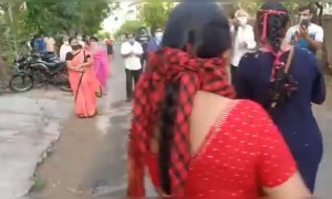 ೨೦ ದಿನಗಳ ಸೇವೆ ಮುಗಿಸಿ ಬಂದ ನರ್ಸ್ ಗೆ ಗೌರವ ....!!