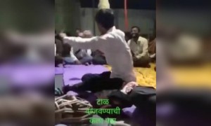 ಹಾಡಿಗೆ ತಕ್ಕ ಹಾಗೆ ಸಡ್ಡು ಮಾಡುವ ವ್ಯಕ್ತಿ