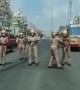ಟ್ರಾಫಿಕ್ ಸಿಗ್ನಲ್ ನಲ್ಲಿ ನಿಂತು ಕೈ ತೊಳೆಯುವುದನ್ನು ಹೇಳಿ ಕೊಟ್ಟ ಪೊಲೀಸರು