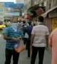 ಸಾಲಿನಲ್ಲಿರುವ ಮದ್ಯ ಪ್ರಿಯರಿಗೆ ಹೂವಿನ ಸುರಿಮಳೆ